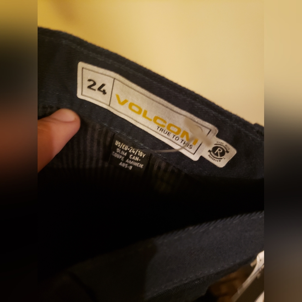 Volcom shorts - Picture 2 of 3